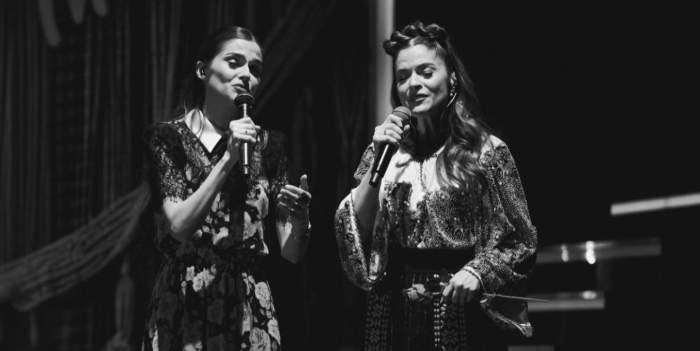 Theo Rose cântă alături de sora ei