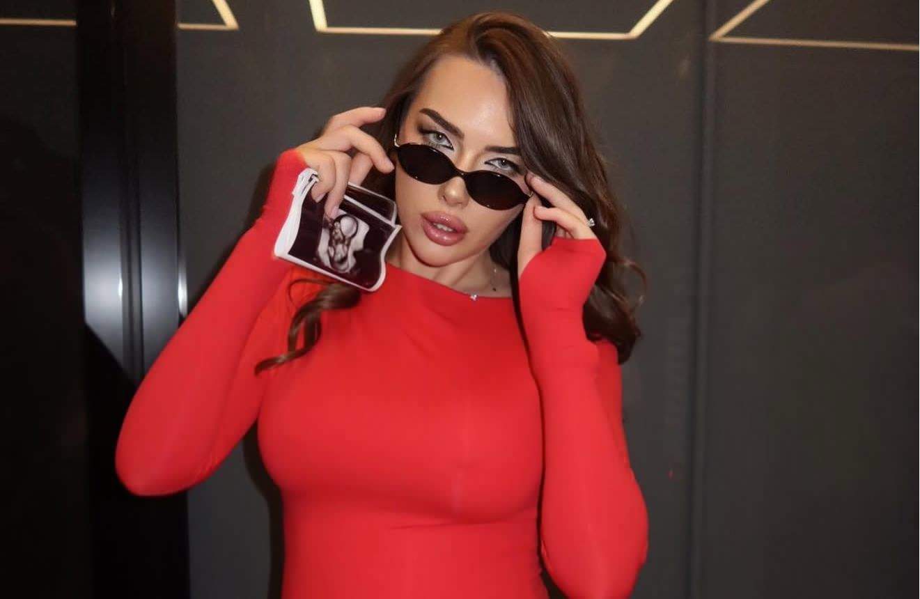 Iustina Loghin, îmbrăcată sexy, cu ecografia în mână