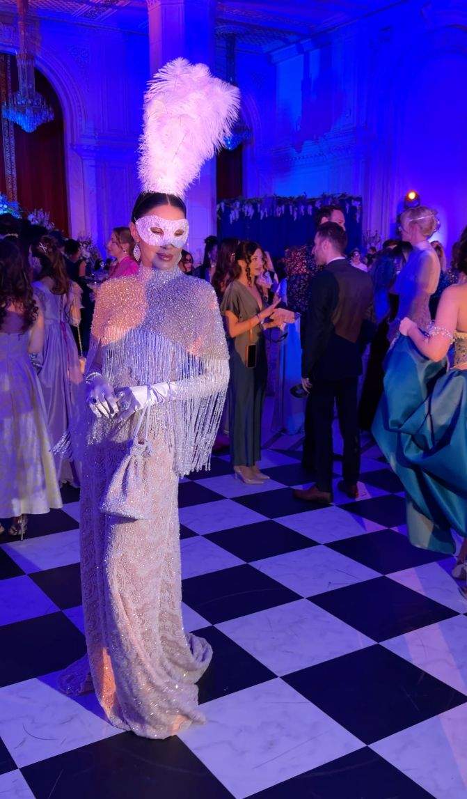Cum s-au îmbrăcat vedetele la balul mascat al momentului. Ținute de excepție, ca la curțile regale