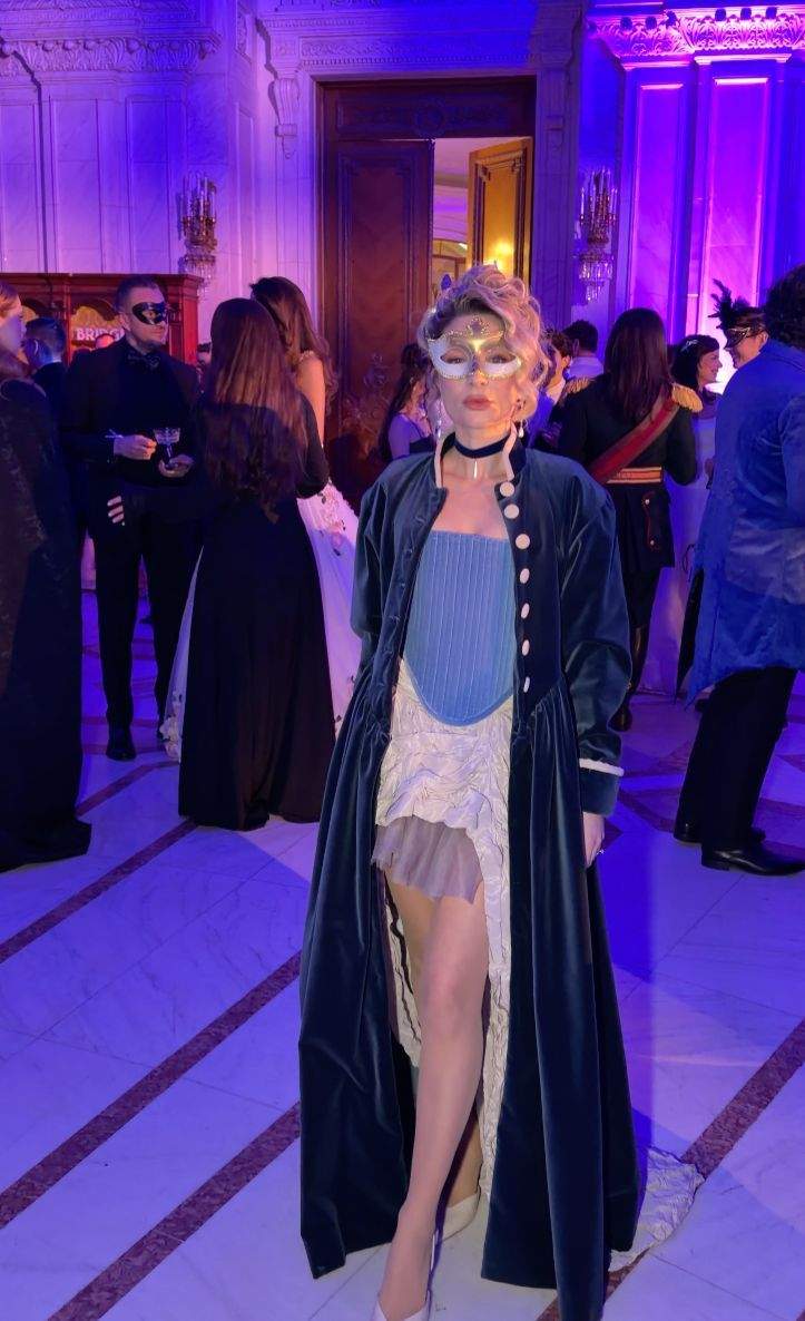 Cum s-au îmbrăcat vedetele la balul mascat al momentului. Ținute de excepție, ca la curțile regale
