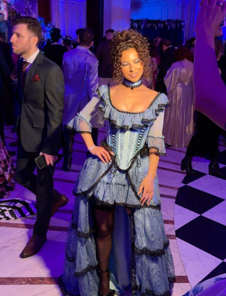 Cum s-au îmbrăcat vedetele la balul mascat al momentului. Ținute de excepție, ca la curțile regale