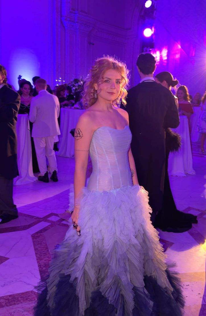 Cum s-au îmbrăcat vedetele la balul mascat al momentului. Ținute de excepție, ca la curțile regale