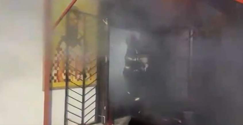 Incendiu puternic la o biserică din Tulcea, în zi de sărbătoare cu cruce roșie. Flăcările au distrus totul