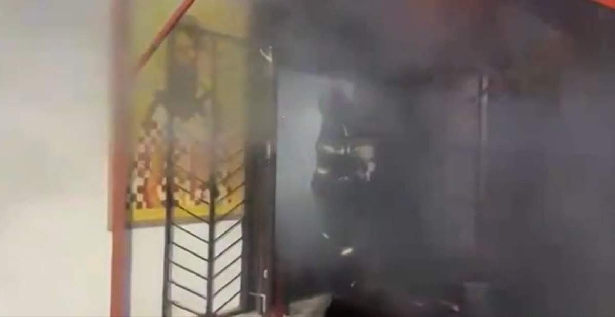 Incendiu puternic la o biserică din Tulcea, în zi de sărbătoare cu cruce roșie. Flăcările au distrus totul