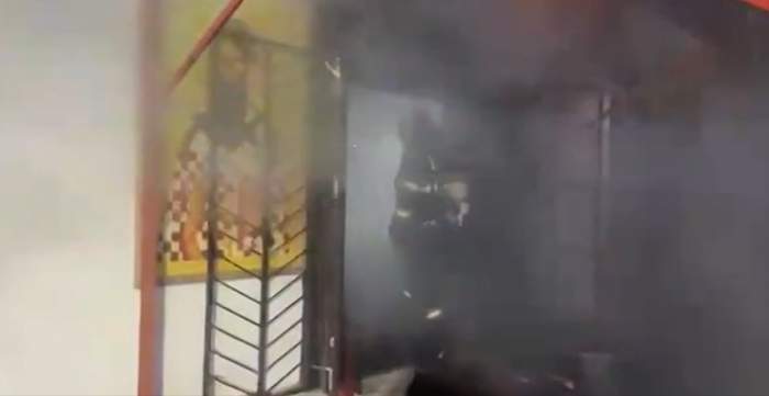 Incendiu puternic la o biserică din Tulcea, în zi de sărbătoare cu cruce roșie. Flăcările au distrus totul