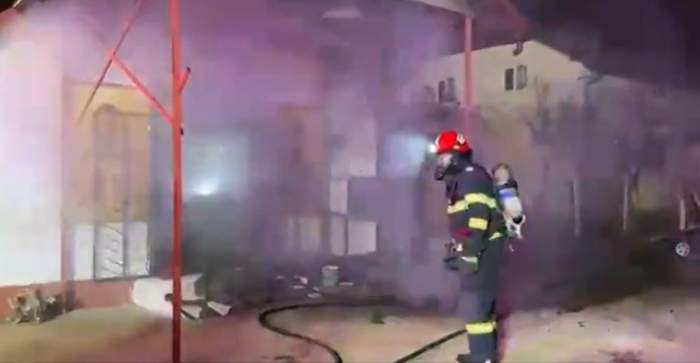Incendiu puternic la o biserică din Tulcea, în zi de sărbătoare cu cruce roșie. Flăcările au distrus totul