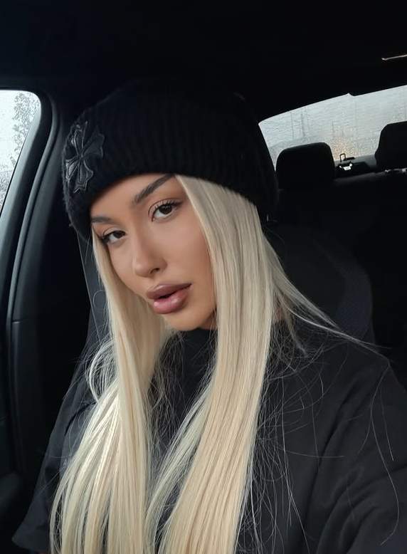 delia salchievici selfie in masina