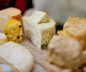 Un bărbat din Brăila a murit după ce a mâncat brânză cumpărată de la magazin. A crezut inițial că are gripă