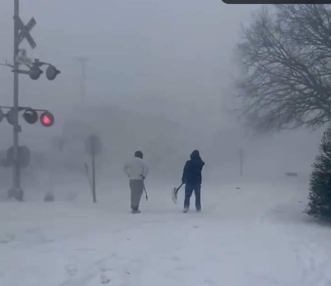 Camion blocat în zăpadă, lovit în plin de un tren! Imagini de groază de la fața locului