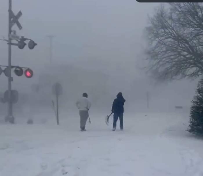 Camion blocat în zăpadă, lovit în plin de un tren! Imagini de groază de la fața locului