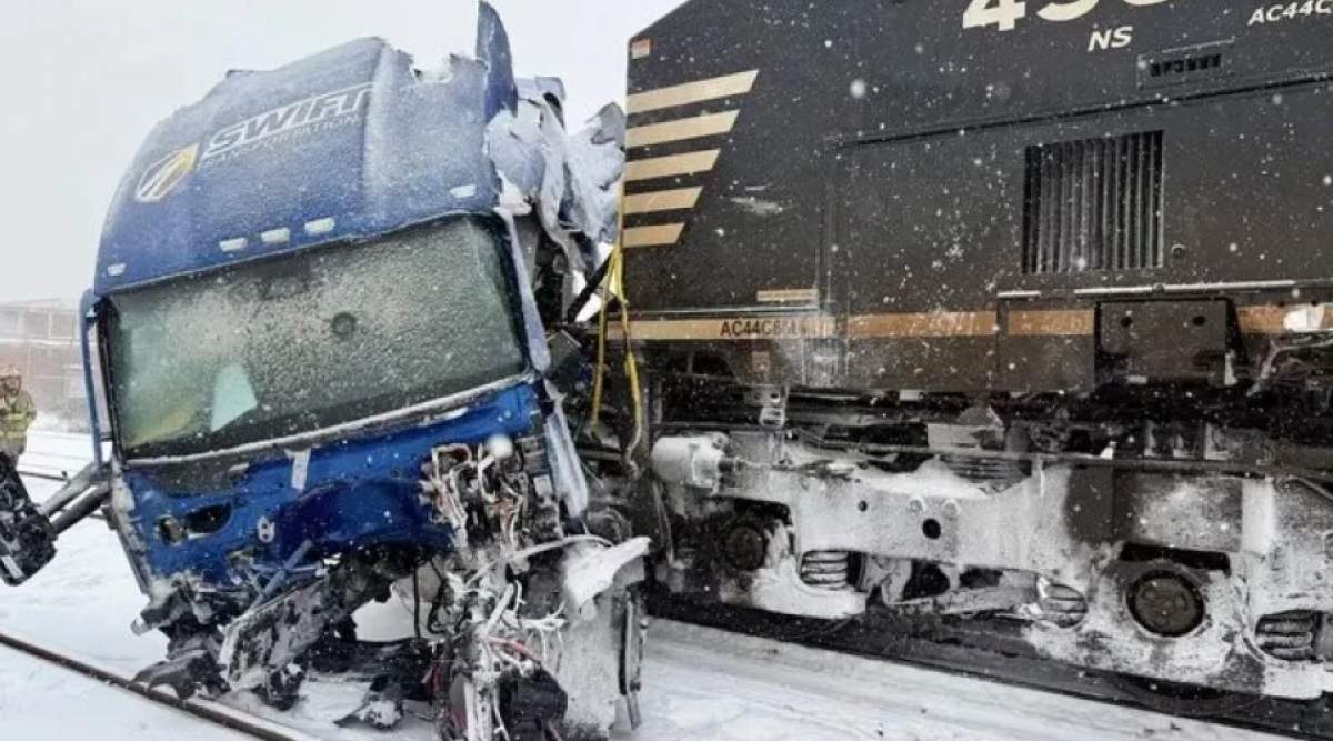 Camion blocat în zăpadă, lovit în plin de un tren! Imagini de groază de la fața locului
