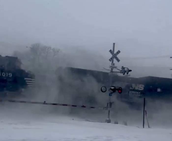 Camion blocat în zăpadă, lovit în plin de un tren! Imagini de groază de la fața locului