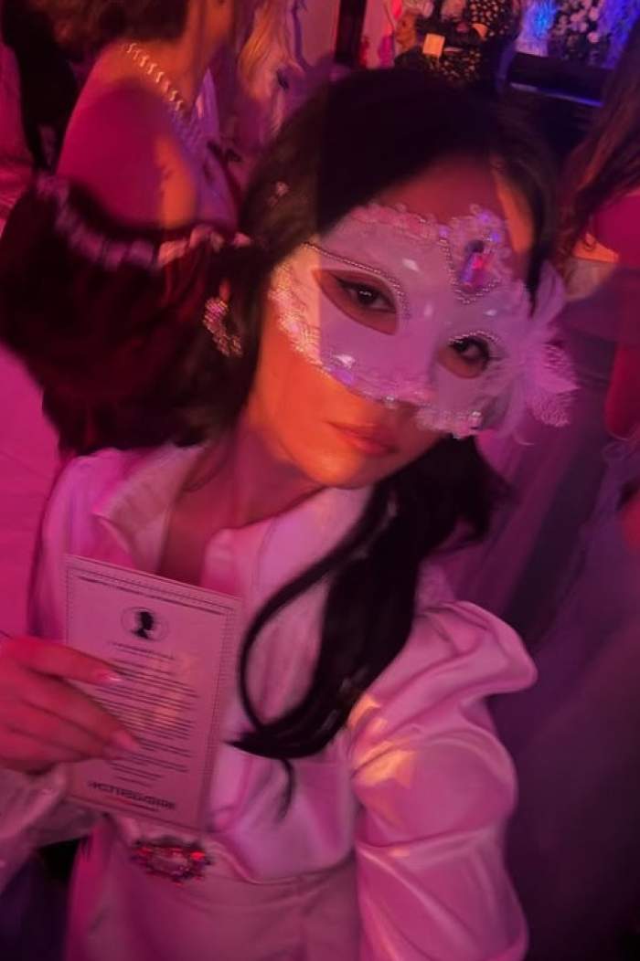 Ianca Simion a făcut furori la balul mascat unde toată lumea bună din București a participat. Fiica lui Răzvan Simion a strălucit