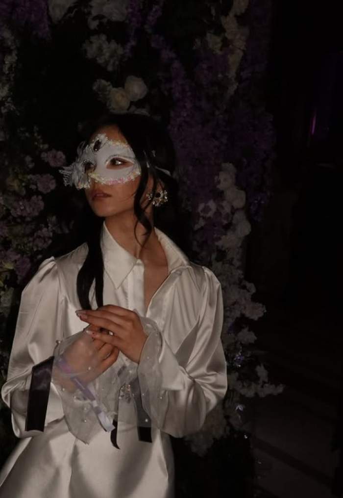 Ianca Simion a făcut furori la balul mascat unde toată lumea bună din București a participat. Fiica lui Răzvan Simion a strălucit