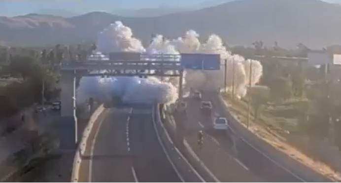 Un camion plin cu gaz lichefiat a explodat pe autostradă! Cel puţin patru persoane au murit și alte 17 au fost rănite