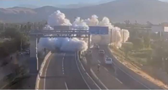 Un camion plin cu gaz lichefiat a explodat pe autostradă! Cel puţin patru persoane au murit și alte 17 au fost rănite