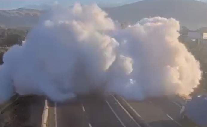 Un camion plin cu gaz lichefiat a explodat pe autostradă! Cel puţin patru persoane au murit și alte 17 au fost rănite