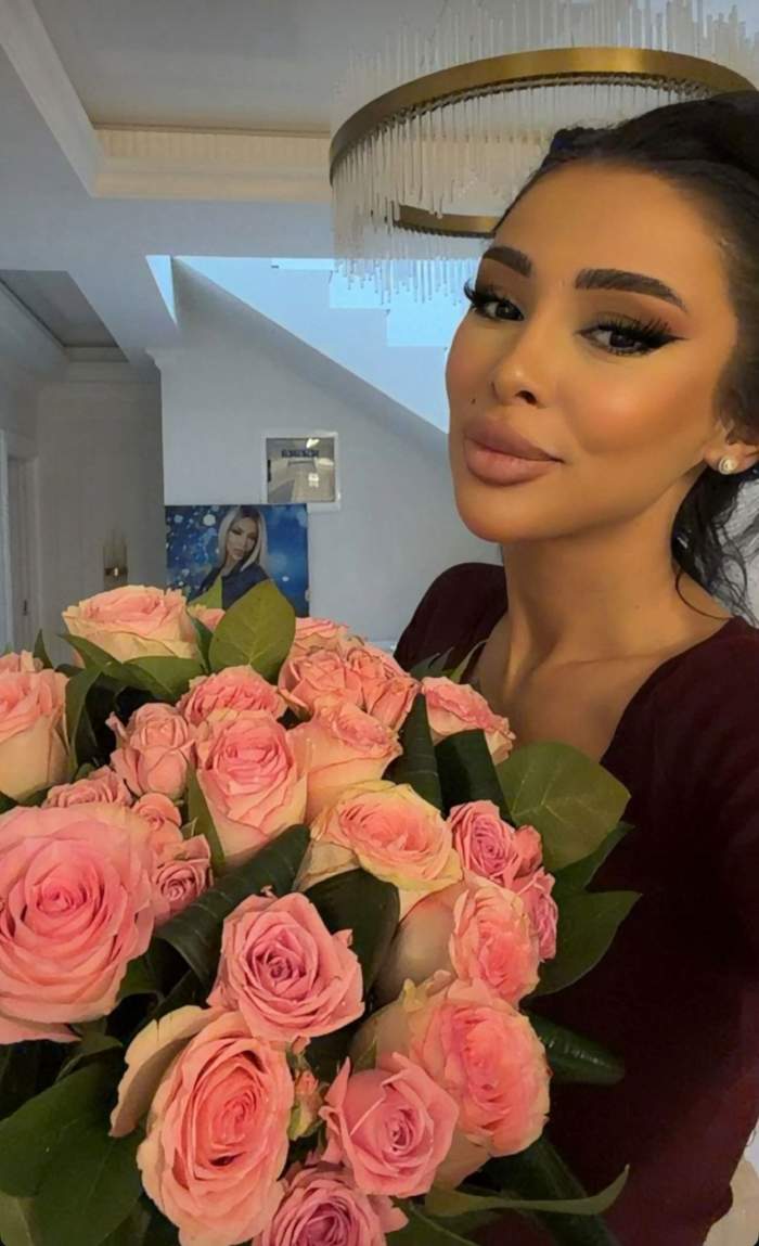 Cristina Pucean, surprinsă cu un alt buchet de flori