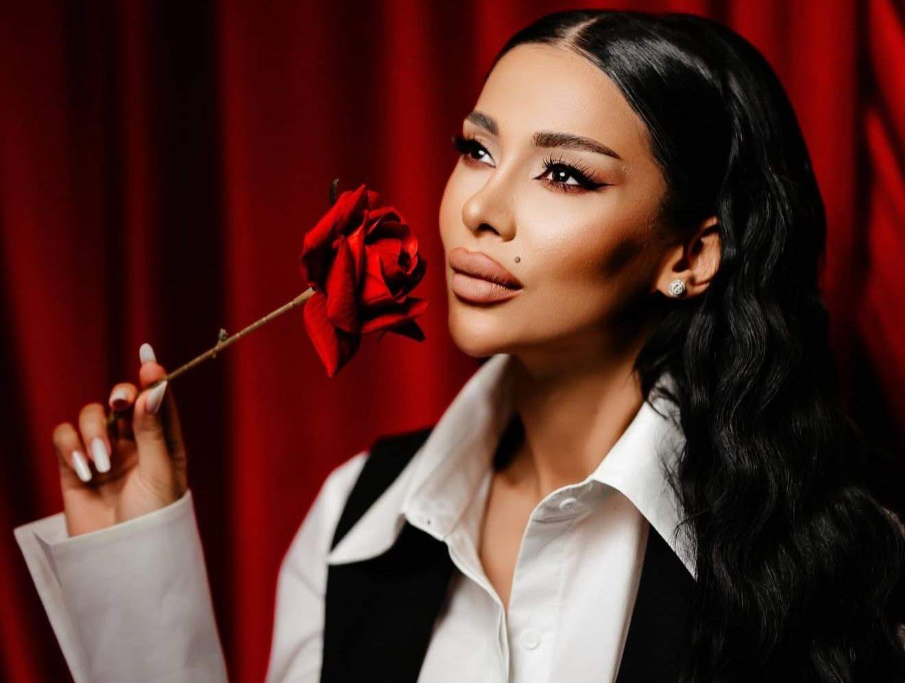 Cristina Pucean, cu un trandafir în mână