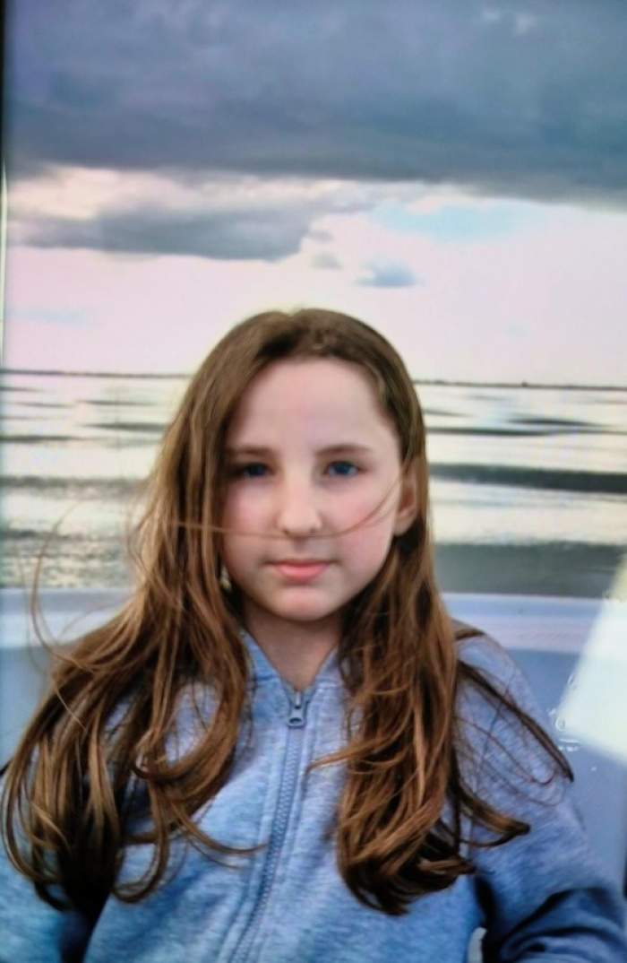 Dacă ai văzut-o pe fetița din imagine, sună la 112! Nicolae Elena Maria, din București, are 12 ani și a fost dat dispărută