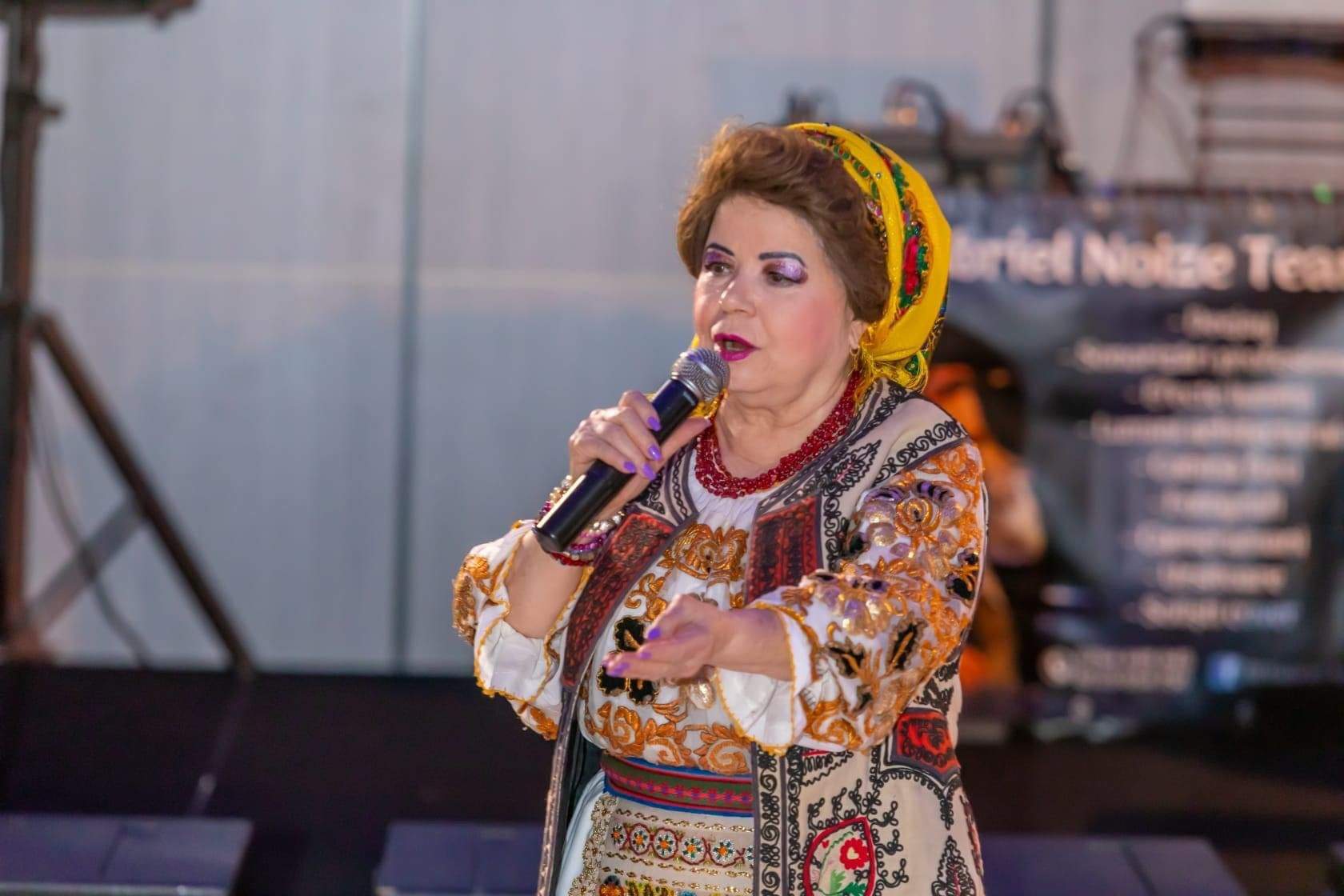 Saveta Bodan este pe scena