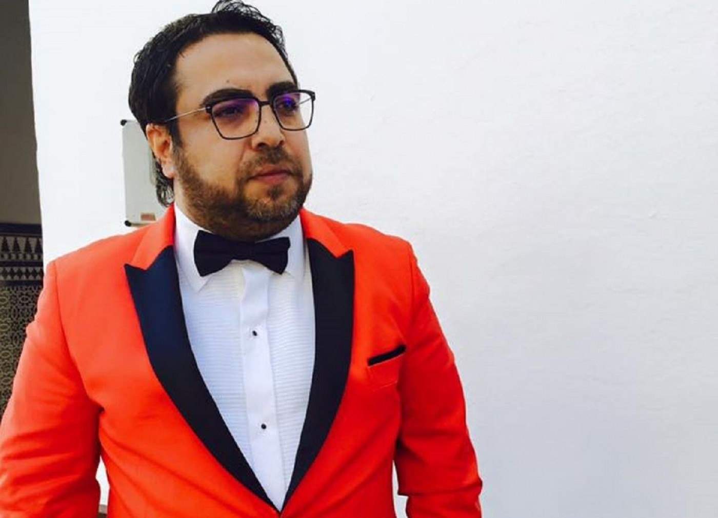 Dan Bursuc poarta un sacou colorat