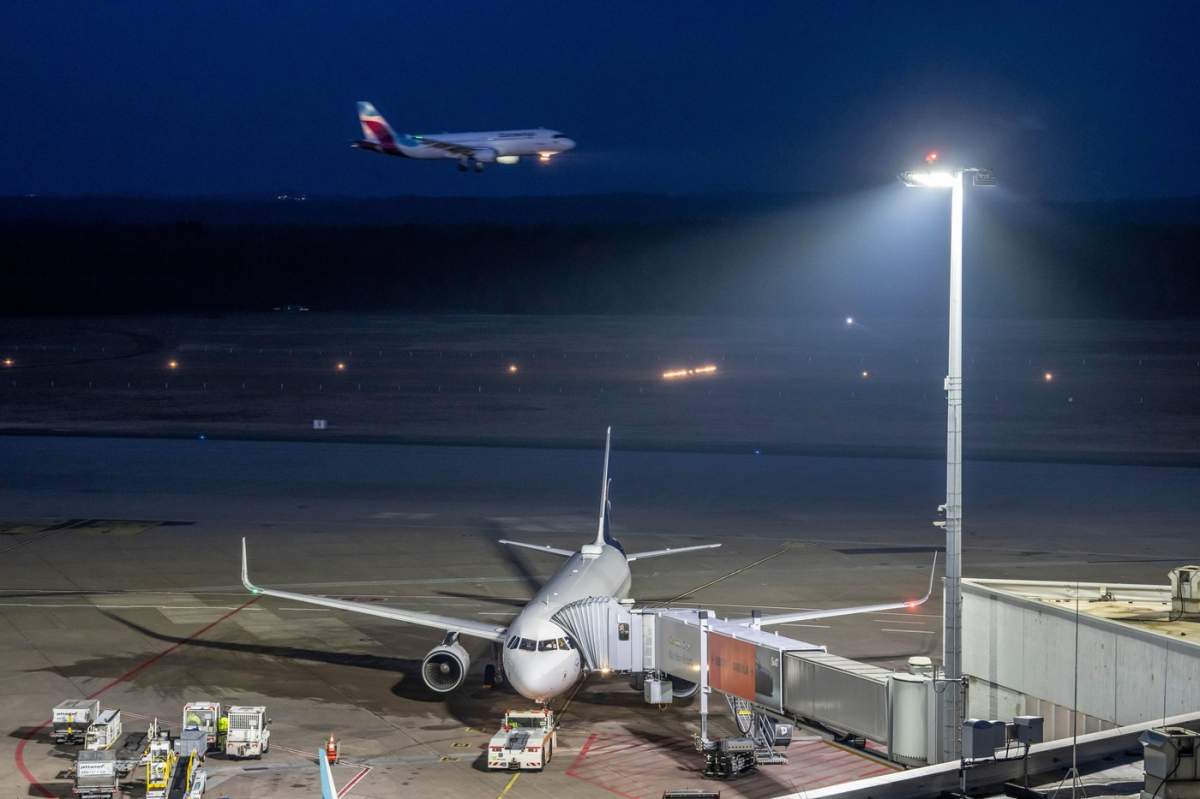 două avioane în aeroport