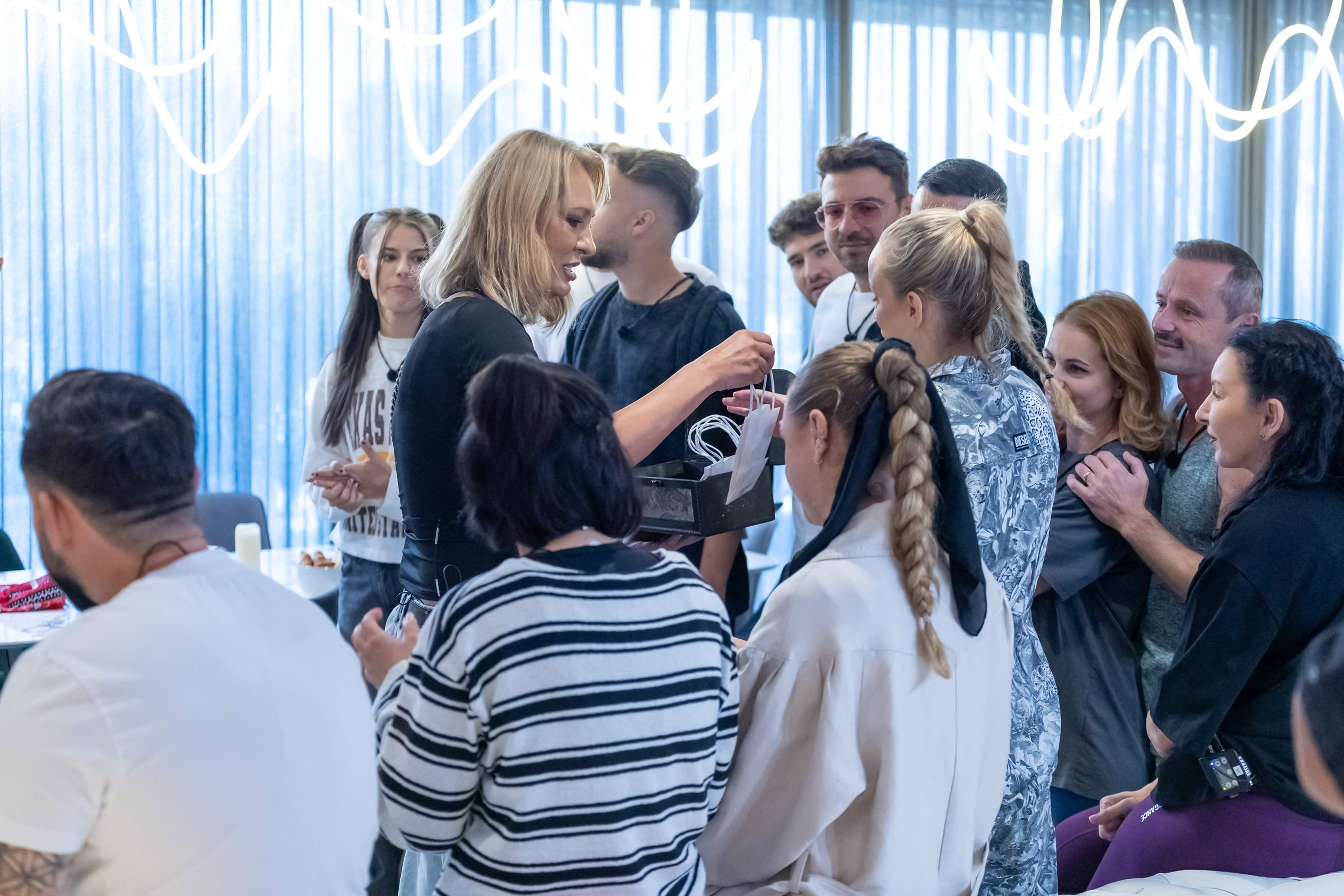 În această seară, la Power Couple, revin în vilă cuplurile eliminate pe parcursul competiției cu surprize pentru cei rămași în show!