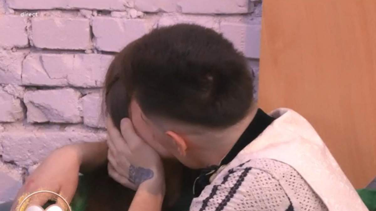 S-a format al treilea cuplu în casa Mireasa. Cine sunt concurenții care s-au sărutat