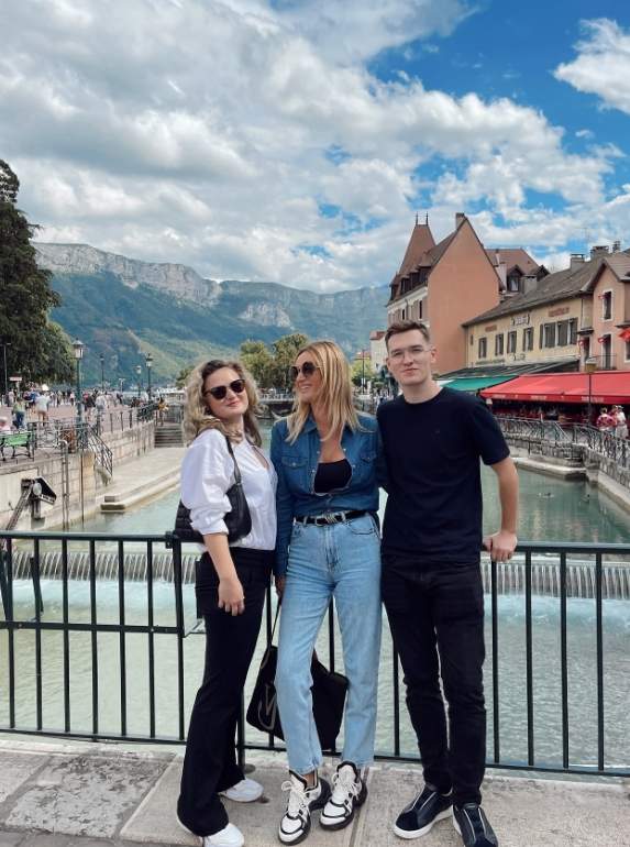 carmen negoita alaturi de copiii ei in vacanta