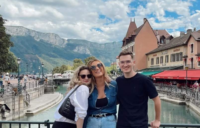 carmen negoita alaturi de copiii ei intr-o vacanta