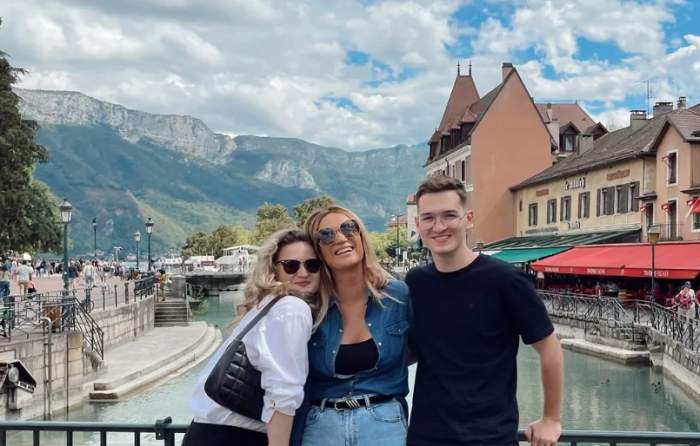 carmen negoita alaturi de copiii ei intr-o vacanta