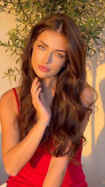 Andreea Bostanica cu mana la fata