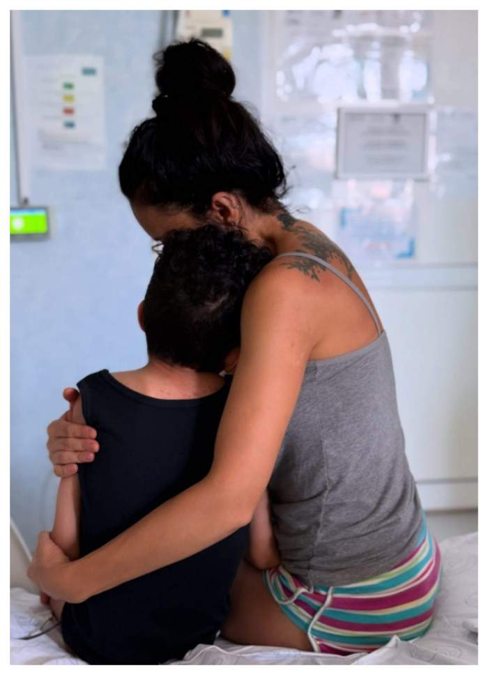 Leon, fiulu lui Kamara, în brațele mamei