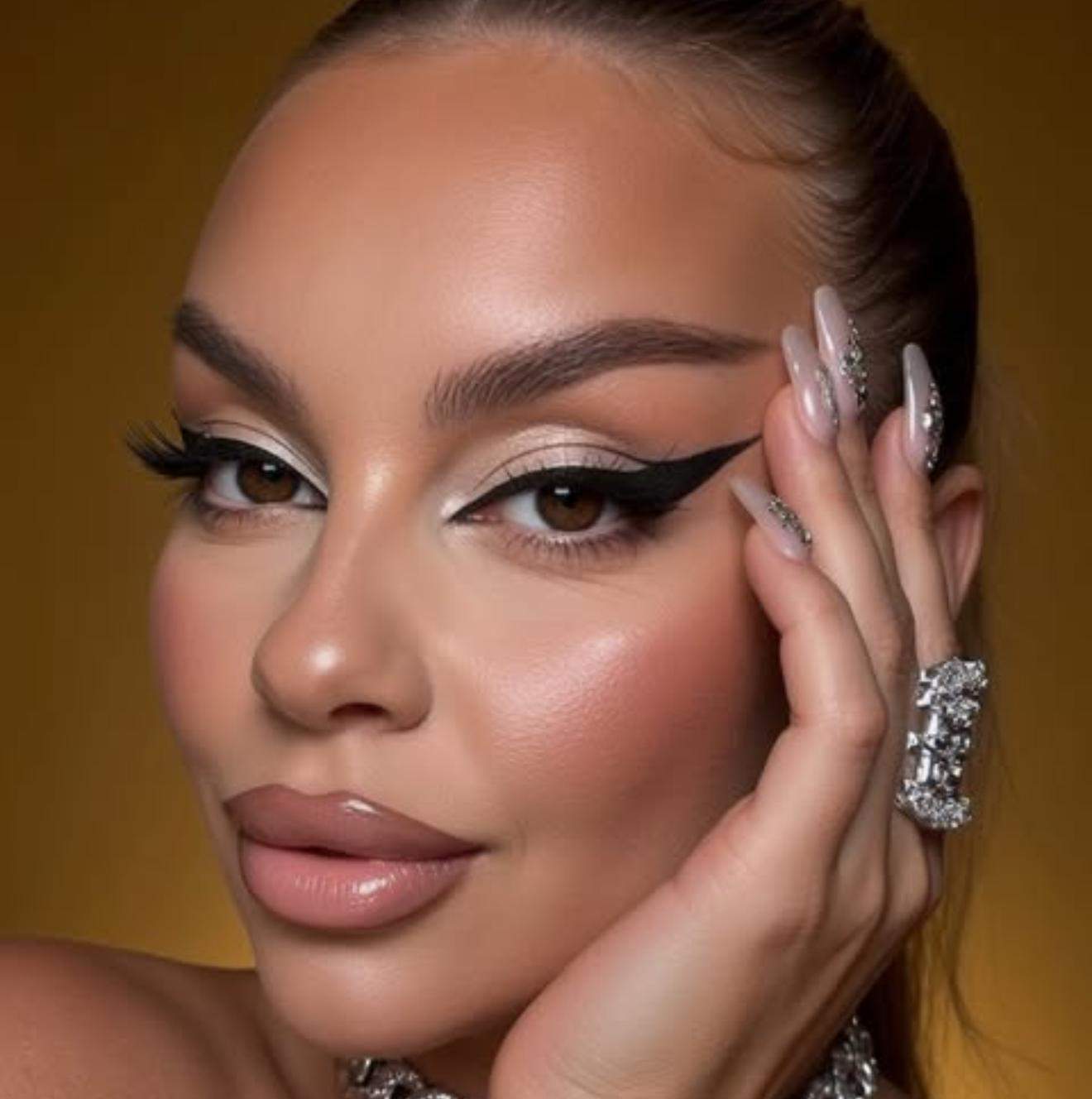 Eliza Natanticu, machiată și aranjată