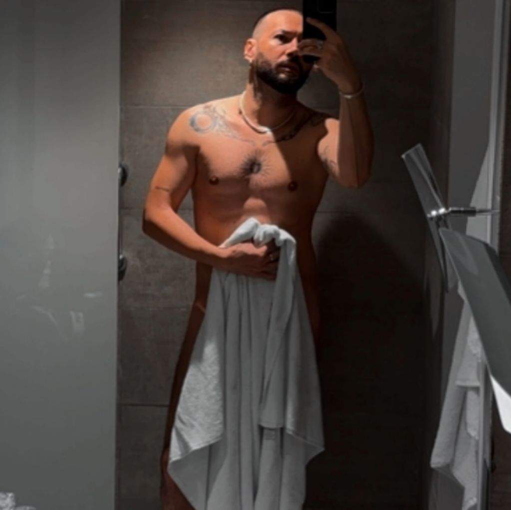 Bogdan Boantă, în baie, doar cu un prosop pe el