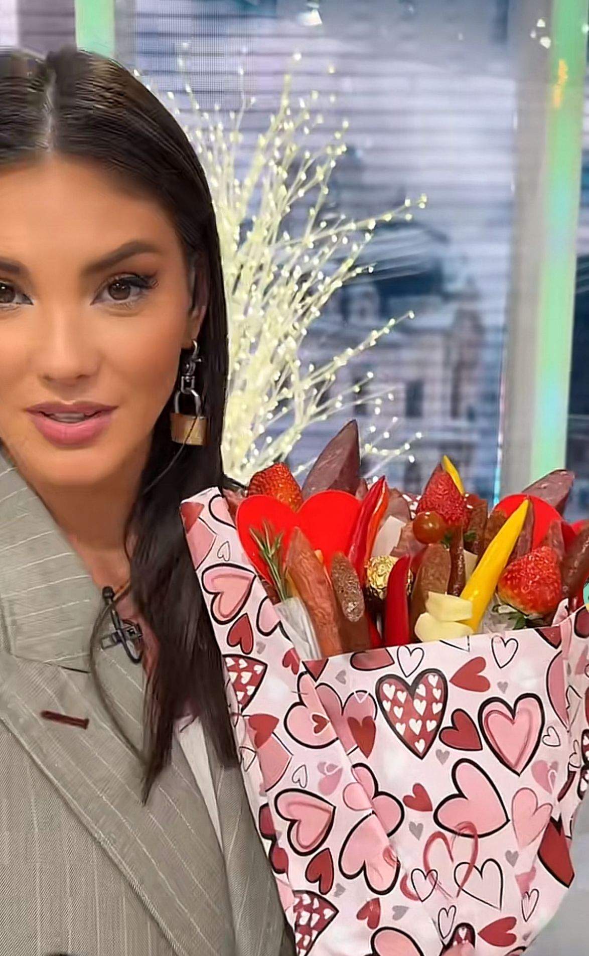 Ramona Olaru, cu un buchet plin de bunătăți în brațe