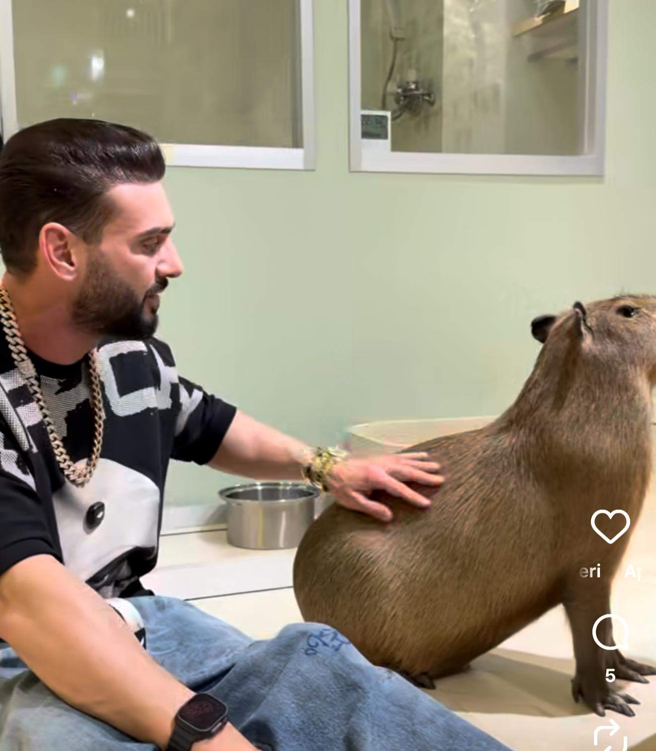 Dorian Popa, alături de un Capibara