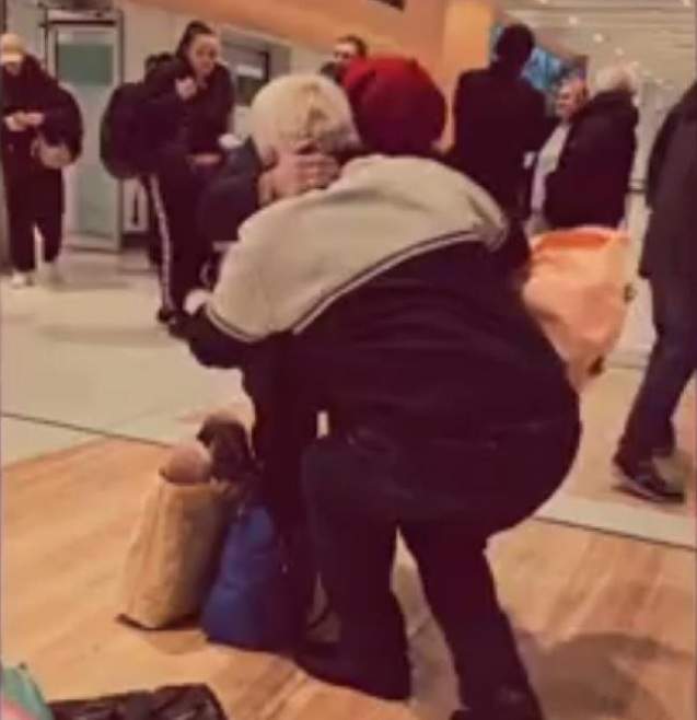 Moment viral pe aeroport! Un bărbat a cerut-o în căsătorie pe femeia care i-a fost iubită în urmă cu 45 de ani