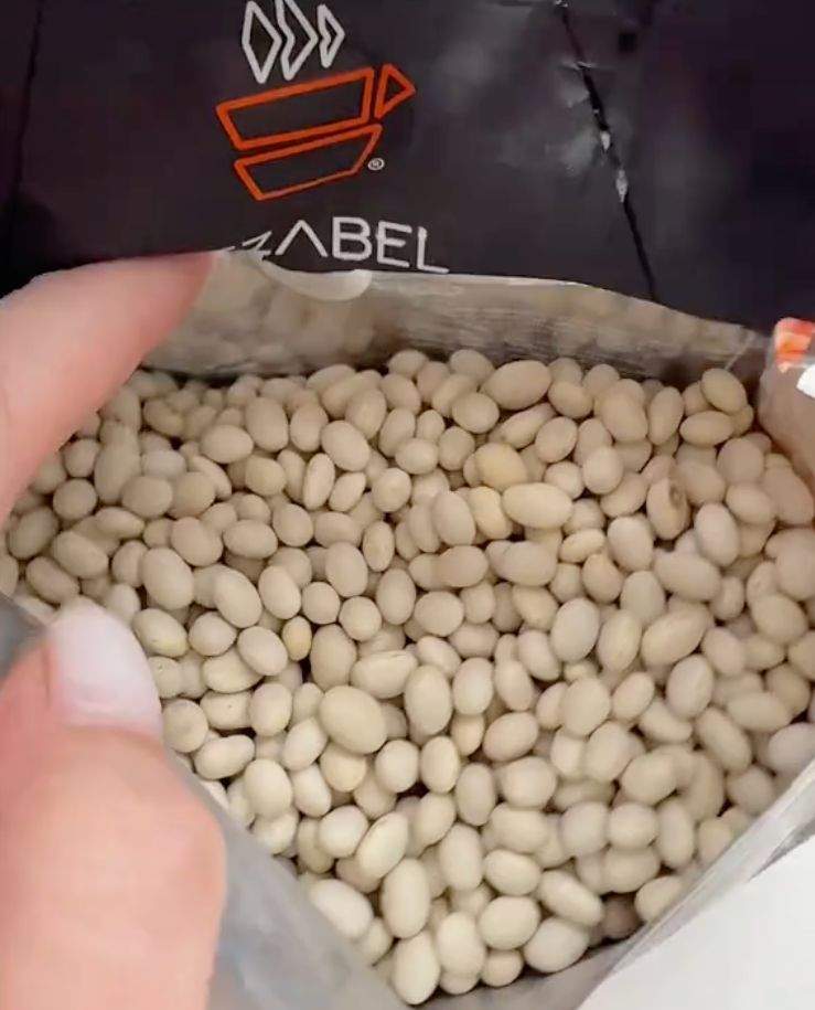 Fasole în interiorul unei pungi de cafea