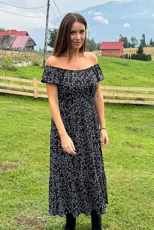 diana dumitrescu imbracata intr-o rochie neagra