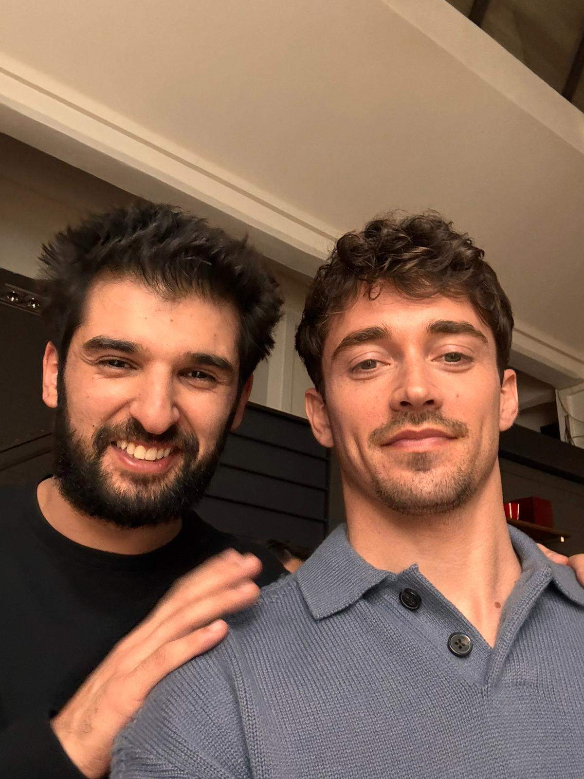 Juratul Chefi la cuțite Chef Richard Abou Zaki filmează la Milano cu pilotul F1 Charles Leclerc: ”De-abia aștept să se lanseze acest proiect fantastic!”