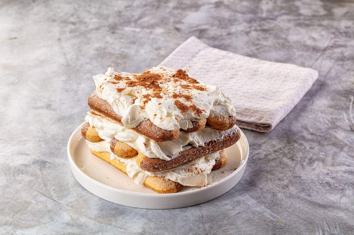 tiramisu pe o farfurie albă