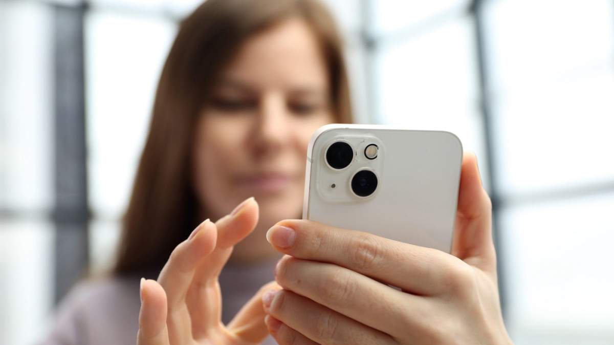 o persoană cu telefonul în mână