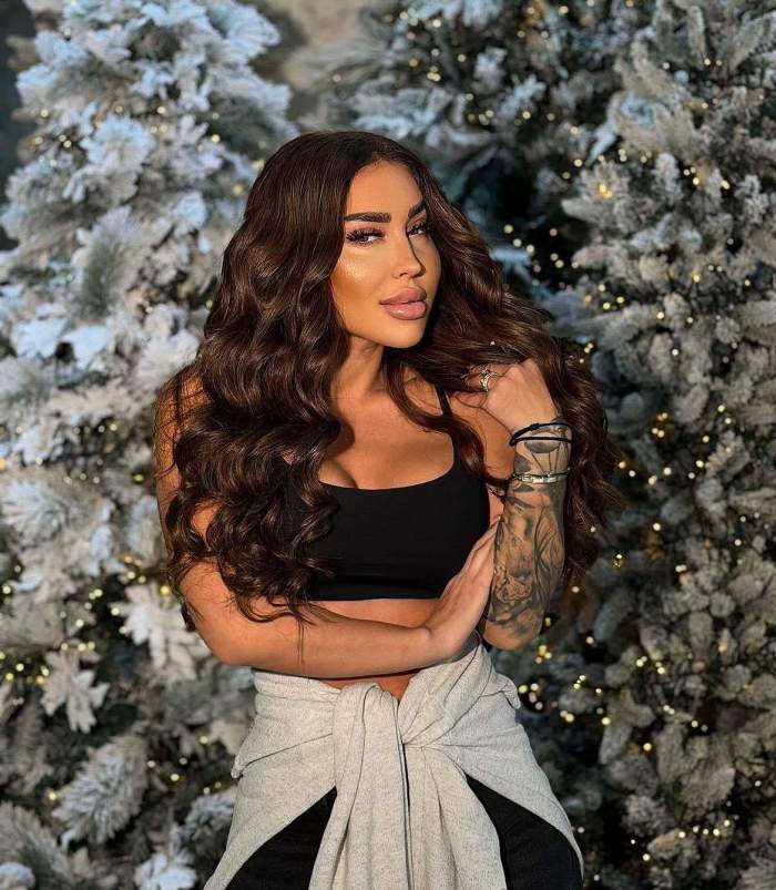 Denisa Despa poarta o bustiera neagra