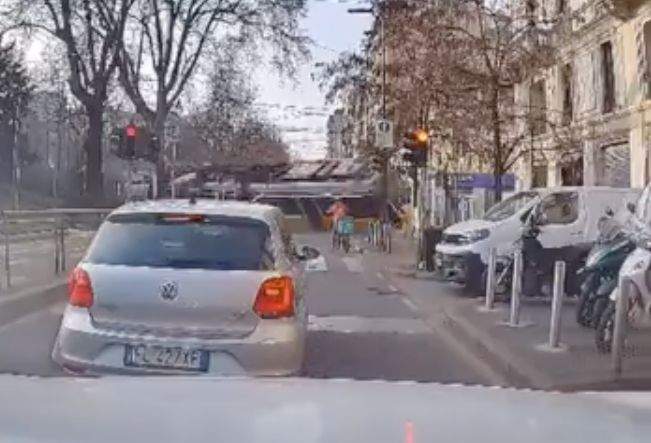 Momentul în care tramvaiul se lovește de clădire