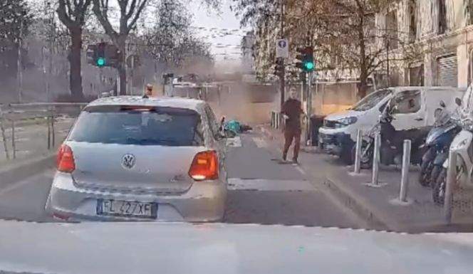 Locul în care tramvaiul a deraiat și a intrat într-o clădire