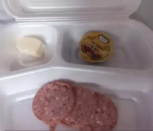 Micul dejun al unei femei, după ce a născut în România