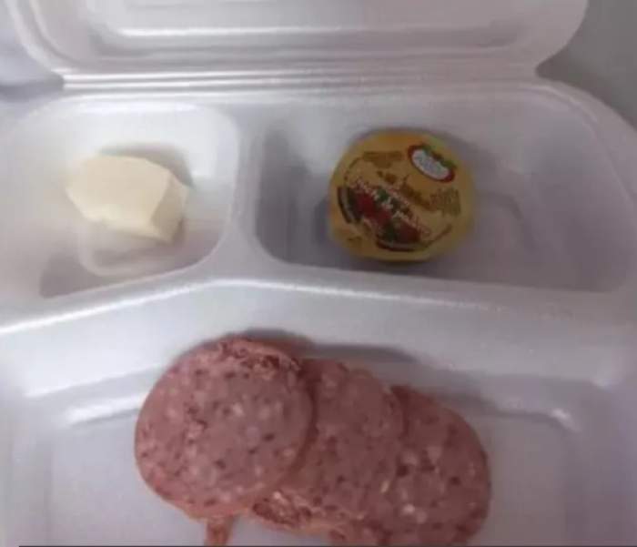 Micul dejun al unei femei, după ce a născut în România