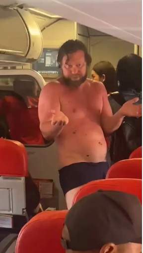 Un bărbat beat s-a dezbrăcat în avion și a încercat să sară din aeronavă. Scenele șocante au fost filmate